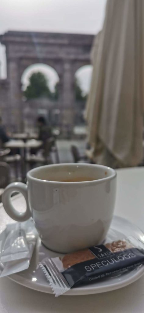 Un café au bord de la Fontaine
